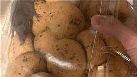 深圳山姆極速達麻薯盒中竟趴著一隻活老鼠，消息曝光後立刻在社交平台快速傳播登榜首。（圖／翻攝自微博）