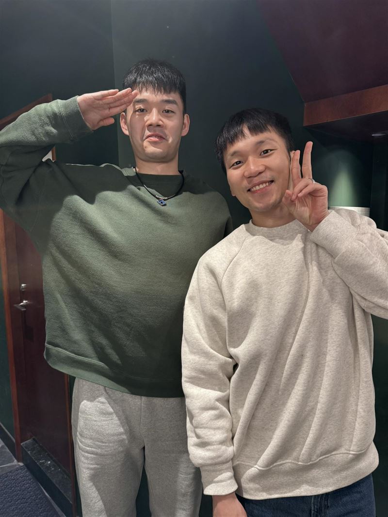仍在賽場奮鬥的王齊麟（左），與身為運動部長的李洋（右）同框合照。（圖／翻攝自王齊麟/Wang Chi Lin臉書）