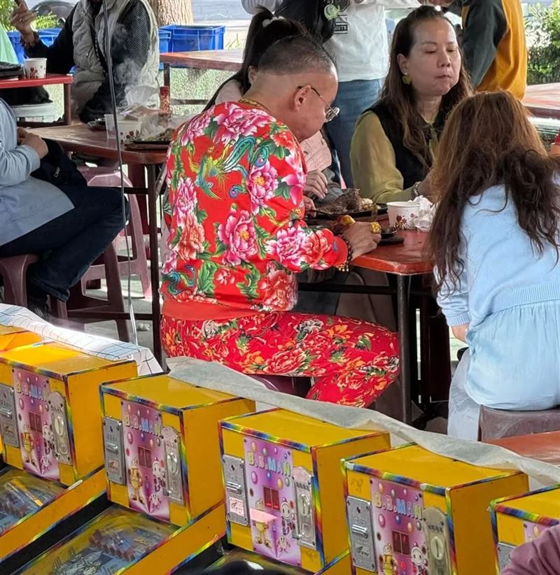 「竹北吊車大王」胡漢龑身價逾百億,竟帶妻女現身牛排路邊攤用餐,讓網友疑惑:「是因為太好吃了嗎?」(圖/翻攝自alex_chung_1970 Threads)