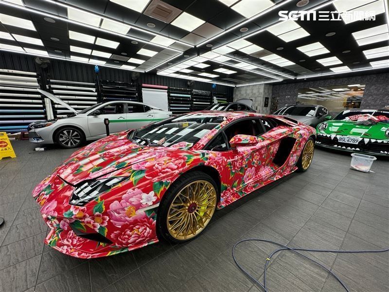 胡漢龑豪撒20萬,把「大牛」全部包膜貼滿「東北大花」,超狂外型曝光。(圖/胡漢龑提供)