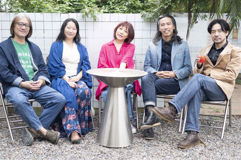 「自然流動樂團」左起盧欣民、劉瑋菁、阮丹青、黃偉駿、根石大輔。(圖/羅藝工作室、林文俊提供)