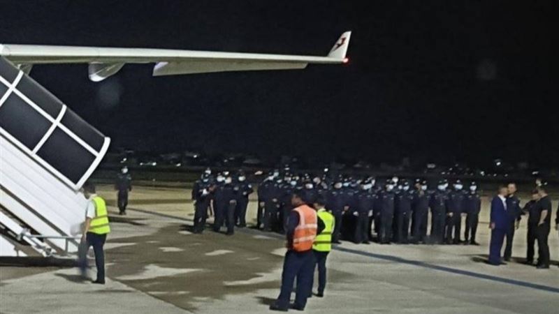 中國出動專機,接送逾百詐欺犯回中國受審,大部分是台灣人。(圖/翻攝自柬中時報)