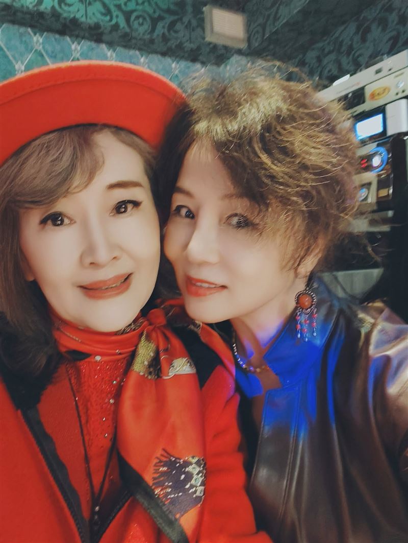 曹雨婷（右）替吳雪芬慶生。（圖／翻攝自臉書）