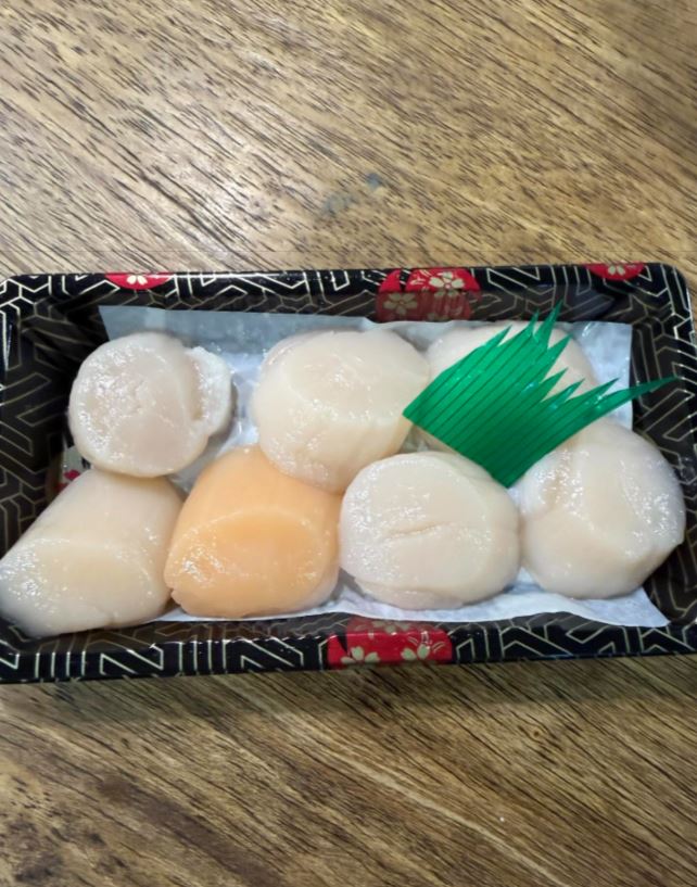 有網友買到橘色的干貝。(圖/翻攝自漁爸海鮮Threads)