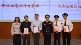 格來天漾董座陳士元與其弟弟陳新豐上月目睹有民眾身體不適倒地無呼吸心跳，輪番CPR壓回。（圖／翻攝畫面）