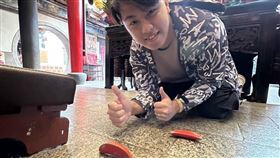 余凱揚擲出立筊迎新港奉天宮金虎爺。（圖／寶島神很大）