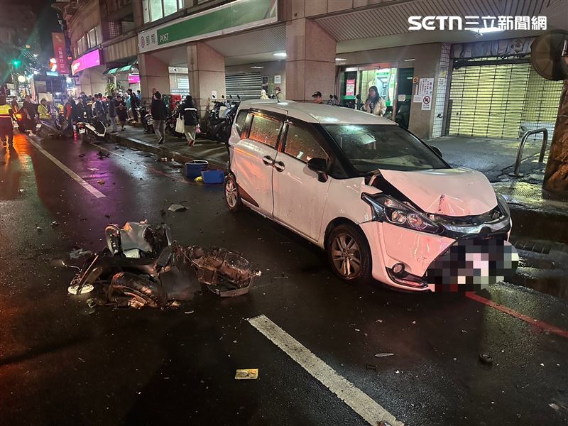 一輛自小客車於晚間7時許突然暴衝,連續撞擊道路兩側民眾與停放車輛,當時路邊站滿倒垃圾民眾、包括環保局清潔員及一名機車騎士,導致三人四肢擦挫傷。(圖/翻攝畫面)