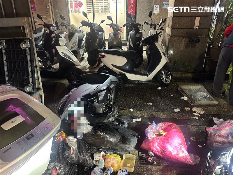 當時不少路邊民眾正在等待倒垃圾,沒想到慘遭橫禍。(圖/翻攝畫面)