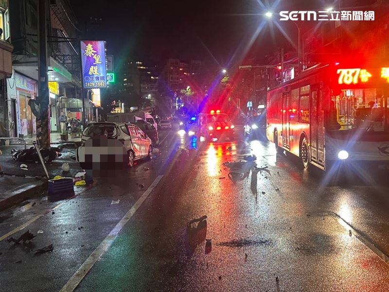 32歲陳姓男子駕駛一輛自小客車行經南榮路時突然失控,撞上垃圾車後,繼續追撞路旁等待倒垃圾民眾、環保局清潔員及一名機車騎士。(圖/翻攝畫面)