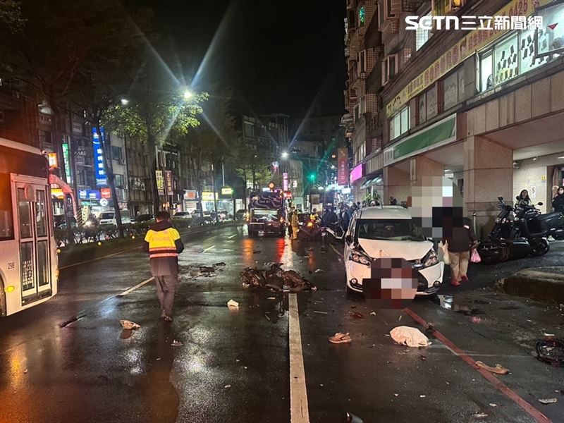 現場滿目瘡痍,被撞的機車橫倒在地,嚴重變形。(圖/翻攝畫面)