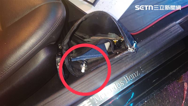 警方在移置肇事車輛時,於駕駛座發現依托咪酯(Etomidate)毒品菸彈及電子煙主機。(圖/翻攝畫面)