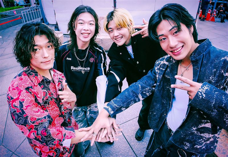 帕拉斯PALLAS演出F5〈恆星不忘Forever Forever〉MV。(圖/迷音樂提供)