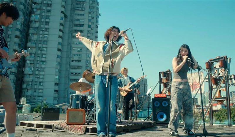 帕拉斯PALLAS在〈恆星不忘Forever Forever〉MV飾演年輕版五月天。(圖/翻攝自相信音樂YouTube)