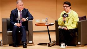 權一容教授與（右）蔡康永進行犯罪與人性的善惡對談。（圖／鏡文學提供）