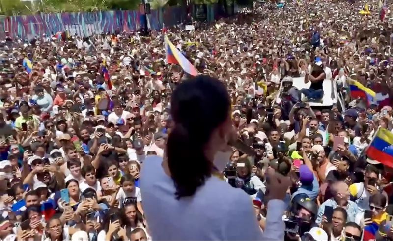 2024年總統選舉後馬查多在首都卡拉卡斯的抗議集會上發表講話。(圖/翻攝維基百科)