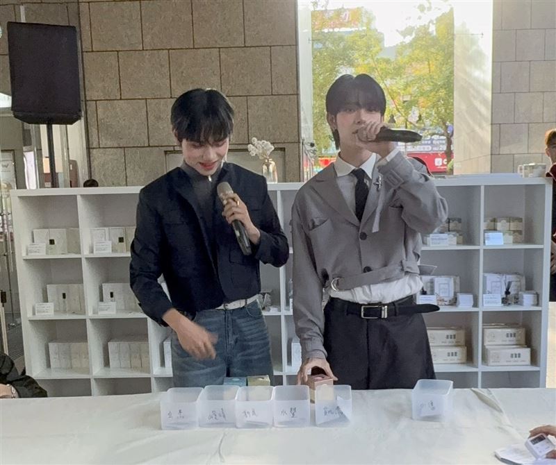 水豐(左)分享團隊私下相處,凱杰(右)則展現跨領域興趣。(圖/S.EROS提供)