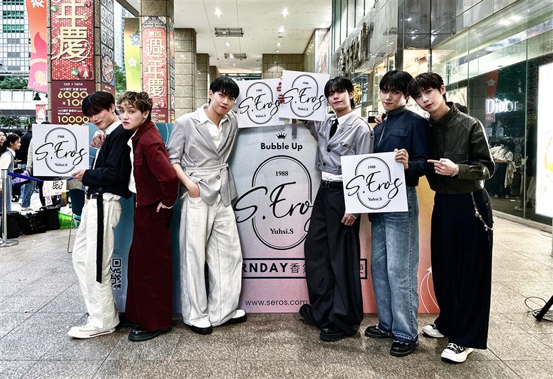 Saturnday擔任香氛品牌一日店長。(圖/S.EROS提供)