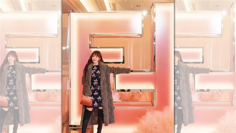 容貌像生父 名媛爆李珍妮帶女兒評估整形