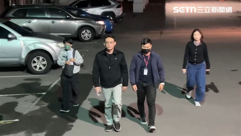 鄭姓代理副隊長(右二)遭聲押。(圖/翻攝畫面)