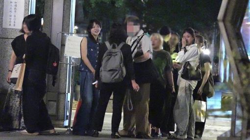 林廷憶親密互動經紀人　大街摟腰靠肩被拍