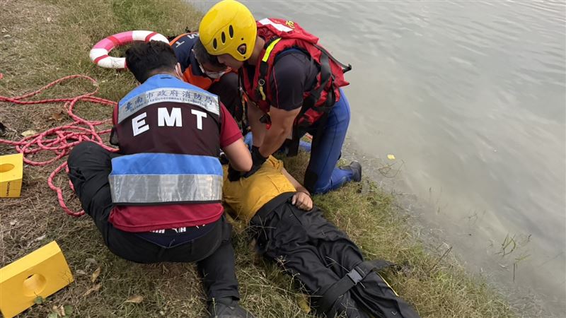 岸上的哥哥目睹弟弟不慎落約3米深的魚池內,當下立刻通報警消救援,未料,將人拖上岸已無呼吸心跳。(圖/翻攝畫面)