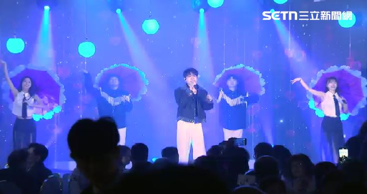 沉浸式台語音樂表演會，以懷舊歌廳秀結合5G科技，透過投影打造震撼、五感饗宴