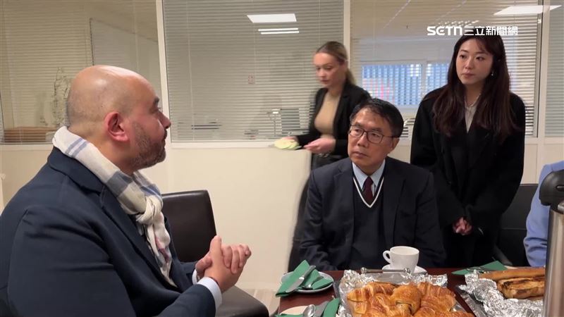 黃偉哲跟法國台灣通路食品商進行會面