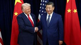美國總統川普與中國國家主席習近平10月30日會面。資深記者格拉帝投書《華郵》指出，中國以購買美國大豆為籌碼，成功換取川普政府的諸多讓步，從拒絕台灣總統過境、暫緩對中國情報機關的制裁，再到當前的中日爭端，竟對盟友日本冷眼旁觀。（圖／翻攝自X平台 @BlexCrypto）