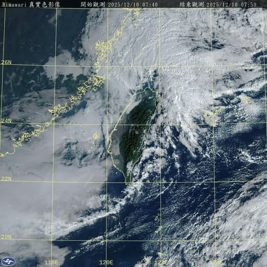 從衛星雲圖中可以看見，台灣四面都被厚厚的雲層包圍。（圖／翻攝自中央氣象署）