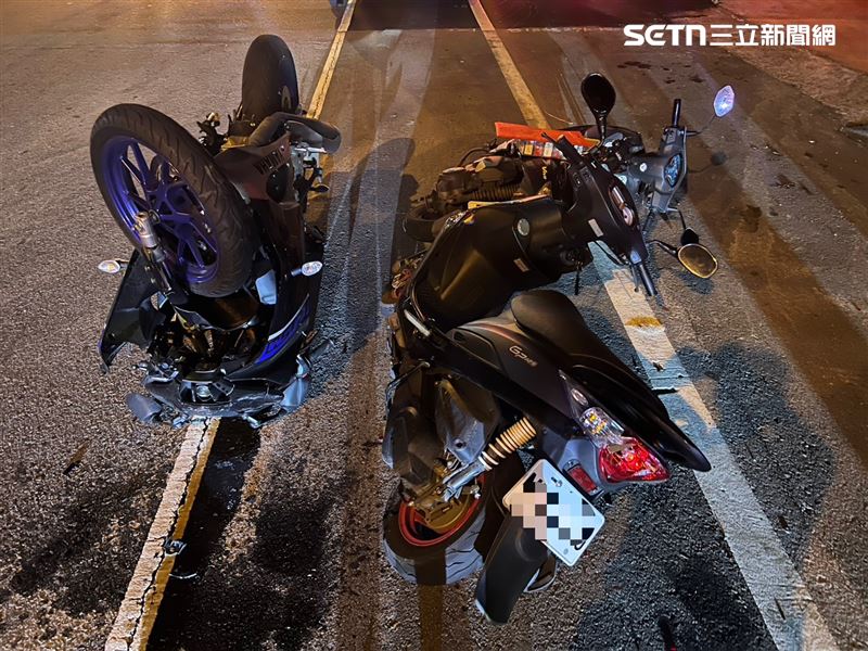 苗栗發生機車追撞事故，其中一輛機車碰撞後「倒插」，形成「聖筊」場景。（圖／翻攝畫面）