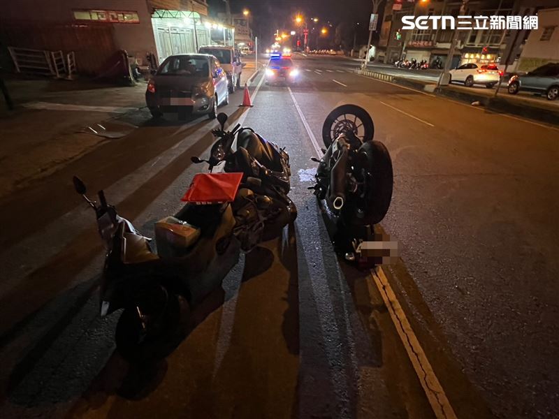 苗栗發生機車追撞事故，其中一輛機車碰撞後「倒插」，形成「聖筊」場景。（圖／翻攝畫面）