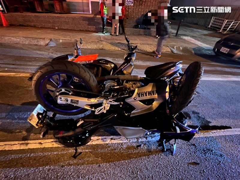 檔車因急煞、碰撞，整輛車前滾翻，最終「倒插」在馬路上。（圖／翻攝畫面）