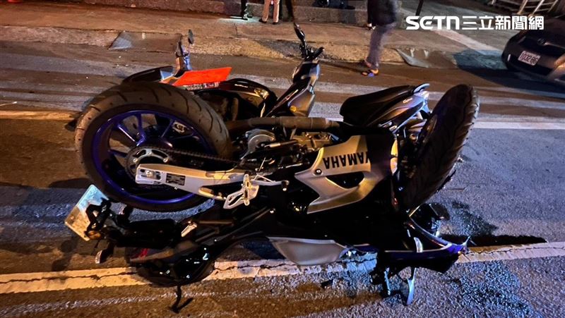 苗栗車禍出奇景!「檔車倒插」宛如聖筊