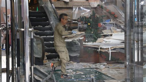 強震台守電視、中慶祝　日網：素質差太多