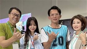 梅嬿翎（左2）的父母是前主播梅聖旻（左1）、吳中純（右1），全家人都是民眾黨的支持者。（圖／翻攝梅嬿翎IG）