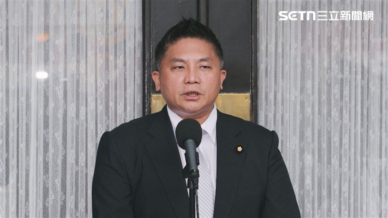 國民黨立委吳宗憲日前在議場前受訪（圖／記者楊士誼攝影）