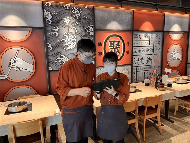 王品集團旗下「聚」及「肉次方」儲備店長起薪最高5.5萬、最快培訓7個月，晉升店長、主廚年薪有機會上看200萬。（圖／業者提供）