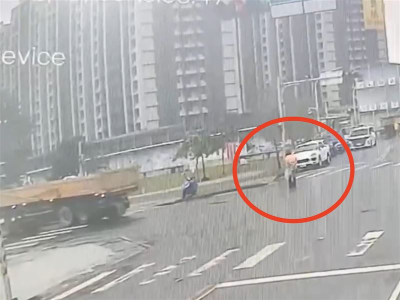 林姓義交一開始就有發現砂石車倒車。（圖／翻攝畫面）