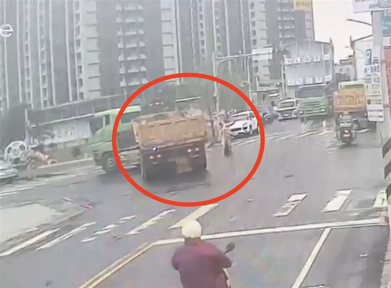 義交轉身倒車後，沒注意自己陷入砂石車盲區。（圖／翻攝畫面）