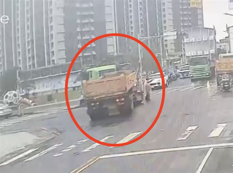 義交遭砂石車碰撞倒地，直接被車輪輾過。（圖／翻攝畫面）