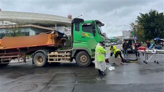砂石車「倒車」沒看見　義交執勤被輾死