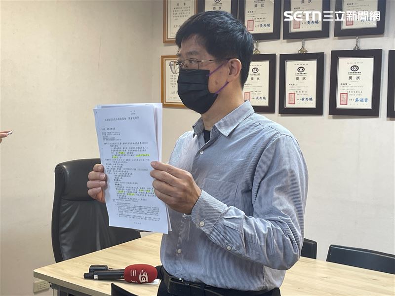 立院助理工會副理事長田飛生表示，藍綠白都有立委施壓助理，撤回「反助理費除罪化」連署。（圖／記者楊士誼攝影）