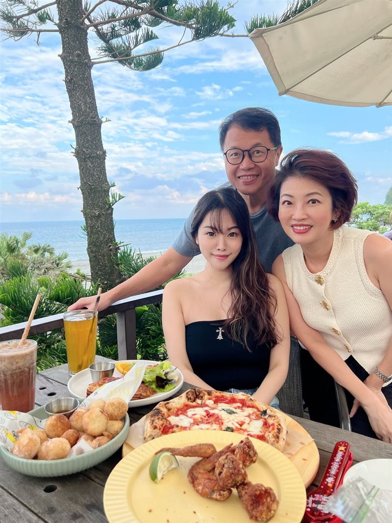 主播梅聖旻、吳中純夫妻與獨生女梅嬿翎。(圖/翻攝自IG @wuchungchun)