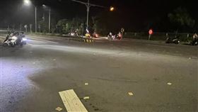 林姓男子手捧哥哥遺照撒冥紙，遭大學生包圍。（圖／翻攝畫面）