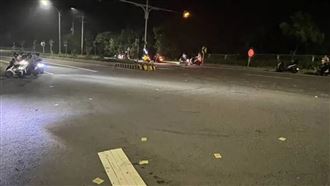 鬼月捧遺照闖車道撒冥紙　夜歸大學生嚇傻