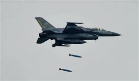 泰軍此次衝突再度出動F16戰機。（圖／翻攝自X平台 @jacobincambodia）