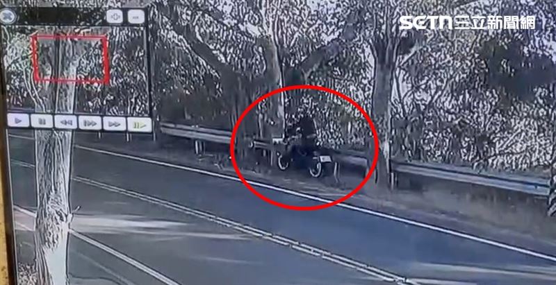 彰化139縣道「死亡彎道」又車禍，22歲重機男自撞路樹，一度命危。（圖／翻攝畫面）