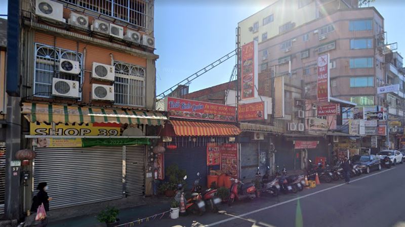 還有人說,桃園後站的店家看板幾乎都是外文。(圖/翻攝自Google Maps)