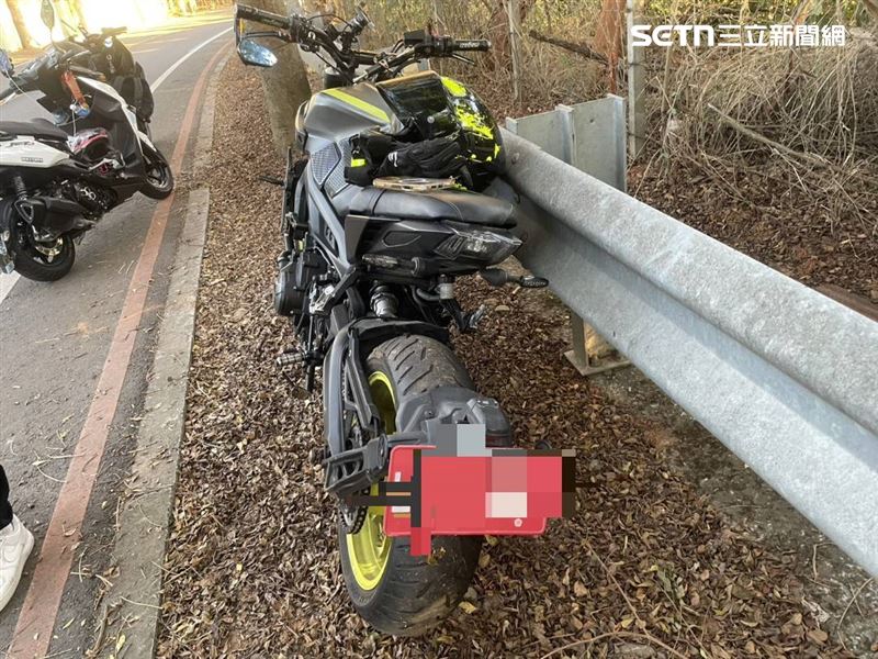 廖男騎乘的紅牌重機新車要價50多萬元，如今車頭全毀，修繕費恐不便宜。（圖／翻攝畫面）
