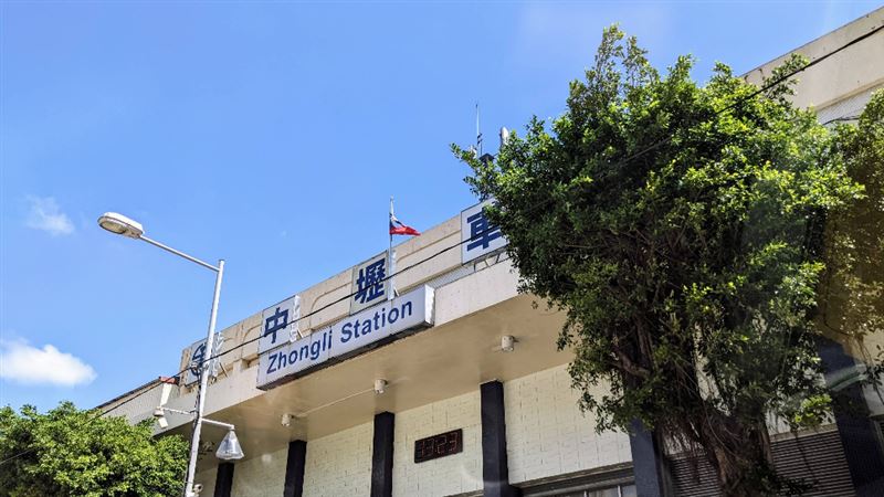 一名網友表示,來到中壢,一眼望過去幾乎都是東南亞人士。(圖/翻攝自Google Maps)